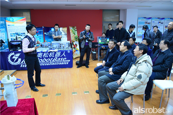 奧松機(jī)器人創(chuàng)始人于欣龍向黑龍江省長(zhǎng)陸昊匯報(bào)創(chuàng)業(yè)成果