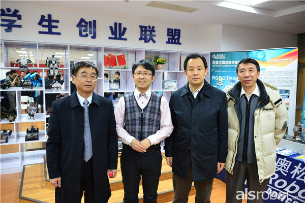 哈爾濱工程大學(xué)校長(zhǎng)劉志剛、奧松機(jī)器人創(chuàng)始人于欣龍、黑龍江省長(zhǎng)陸昊