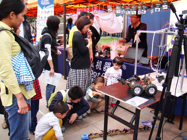 2013上海創(chuàng)客嘉年華奧松機(jī)器人展示用舵機(jī)及舵機(jī)支架制作的機(jī)械蛇