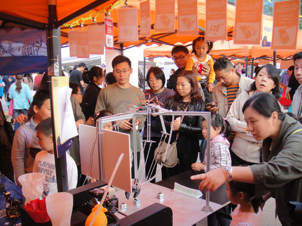 Kinect體感傳感器識別人手動作，跟隨人手勢抓取實物