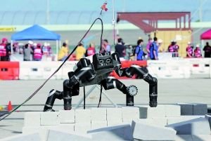 NASA噴射推進(jìn)實(shí)驗(yàn)室的機(jī)器人RoboSimian躍過散落磚塊