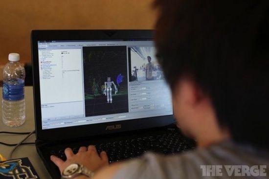 一名工程師正在操作相關(guān)軟件，控制德雷塞爾大學(xué)的類人機器人Hubo