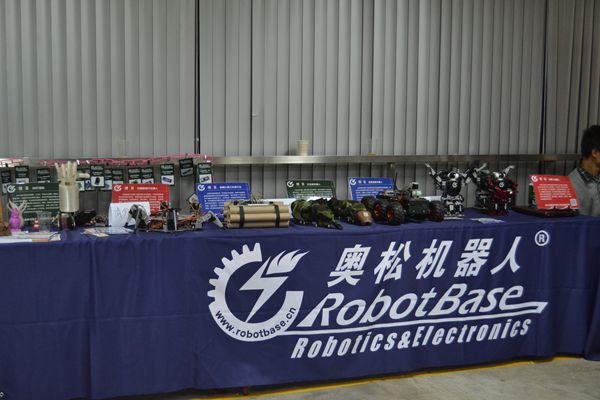 奧松機(jī)器人為大家?guī)?lái)多功能機(jī)器人