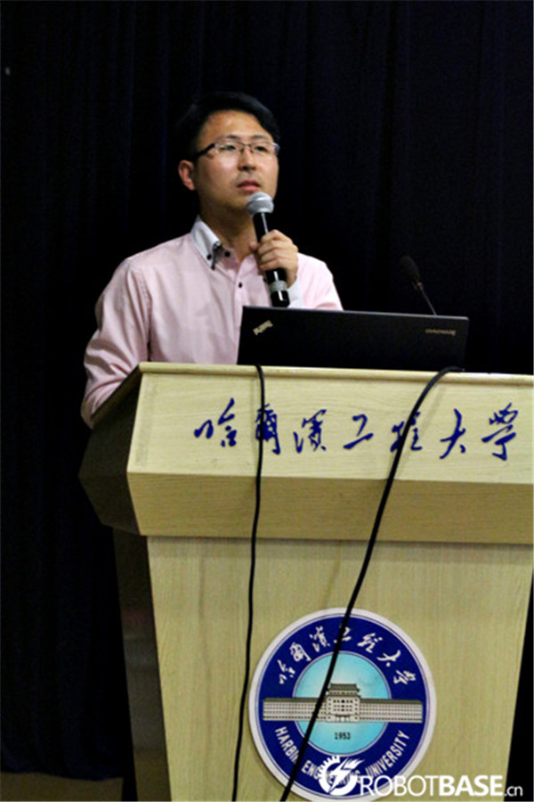 奧松機器人創(chuàng)始人于欣龍正在講解機器人知識