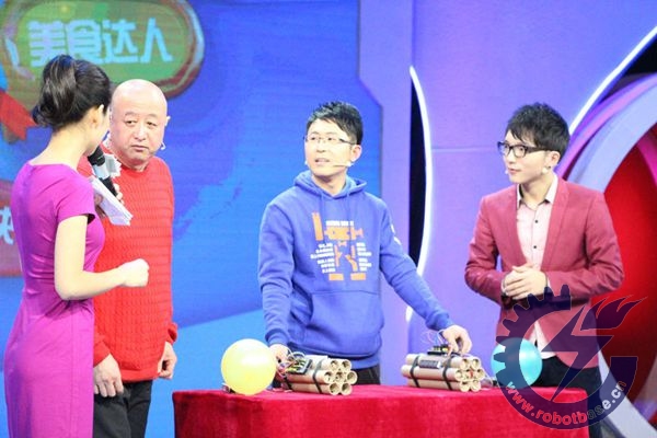 明星傅強、陳寒柏參與到奧松機器人拆彈專家游戲中內(nèi)